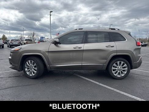 Used 2017 Jeep Cherokee Overland w/ Technology Group FWD image 9
