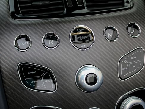 Used 2017 Aston Martin V12 Vantage S image 29