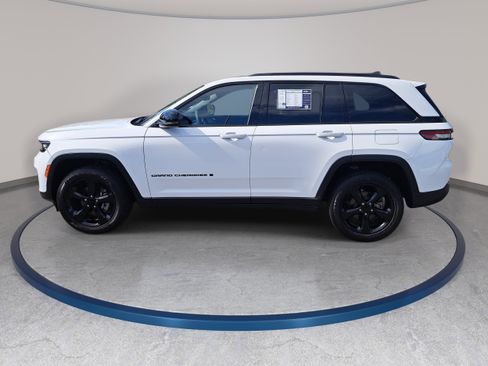 Used 2023 Jeep Grand Cherokee Altitude image 8