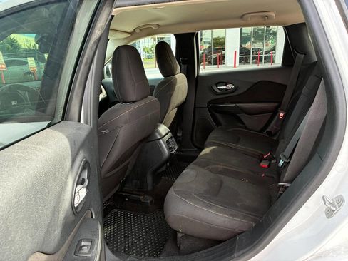 Used 2016 Jeep Cherokee Latitude w/ Cold Weather Group FWD image 4