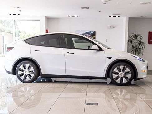 Used 2021 Tesla Model Y Long Range AWD/4WD image 10