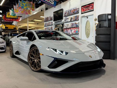Used 2021 Lamborghini Huracan EVO image 1