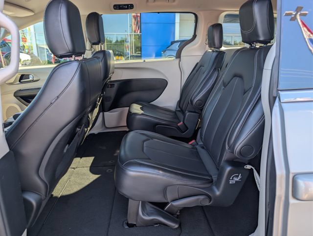 Used 2024 Chrysler Pacifica Touring-L FWD image 15