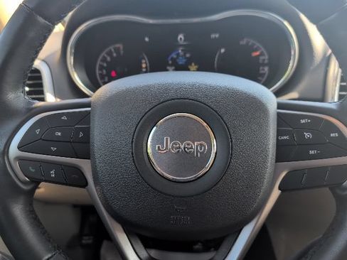 Used 2021 Jeep Grand Cherokee Laredo AWD/4WD image 16
