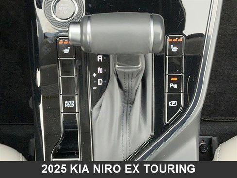 Used 2025 Kia Niro EX Touring image 21