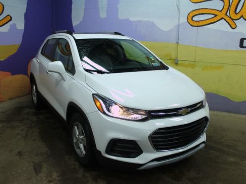 Used 2017 Chevrolet Trax LT w/ Sun & Sound Package FWD image 3