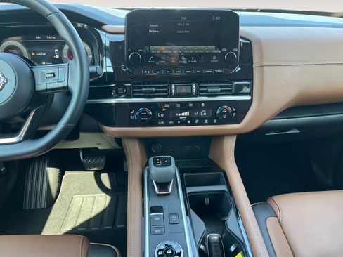 Used 2025 Nissan Pathfinder Platinum w/ Black Appearance Package AWD/4WD image 13