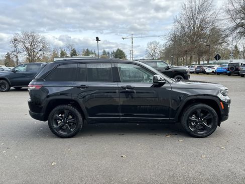 Used 2023 Jeep Grand Cherokee Altitude image 4