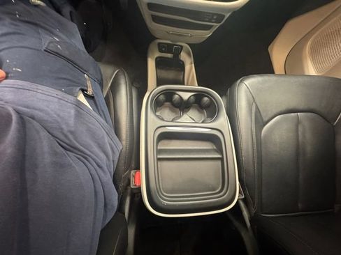 Used 2020 Chrysler Pacifica Touring-L FWD image 17