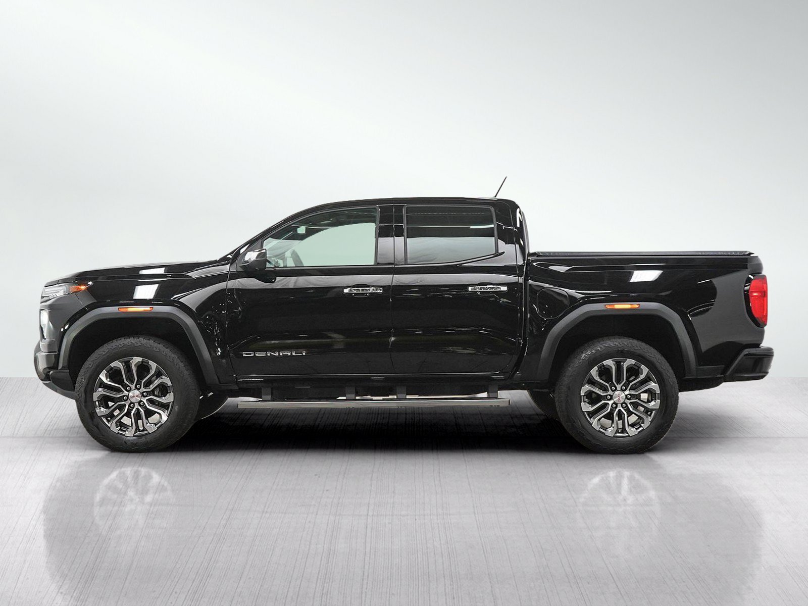 Used 2024 GMC Canyon Denali AWD/4WD image 3
