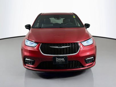 Used 2025 Chrysler Pacifica Select