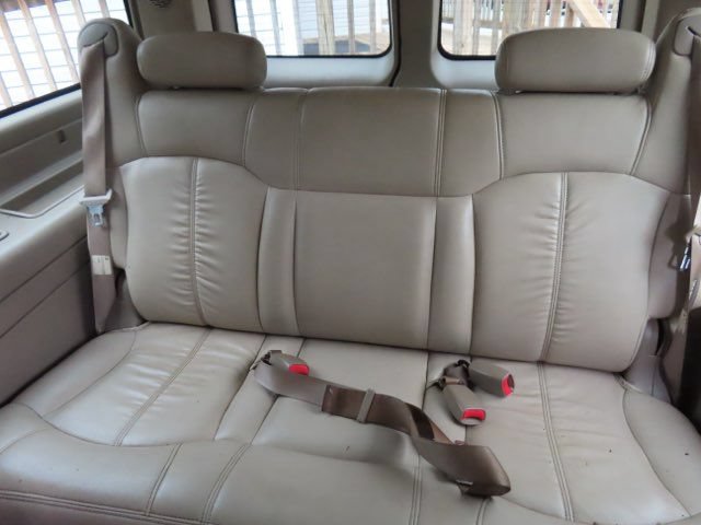 Used 2001 Chevrolet Suburban 2500 LT w/ LT Preferred Equipment Group AWD/4WD image 13