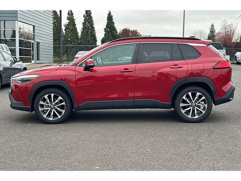 Used 2023 Toyota Corolla Cross XLE image 9