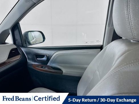 Used 2017 Toyota Sienna Limited Premium image 25