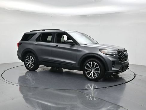Certified 2025 Ford Explorer ST-Line AWD/4WD image 3