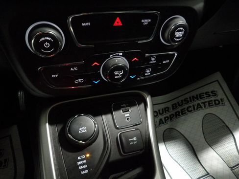Used 2019 Jeep Compass Latitude w/ Cold Weather Group AWD/4WD image 16