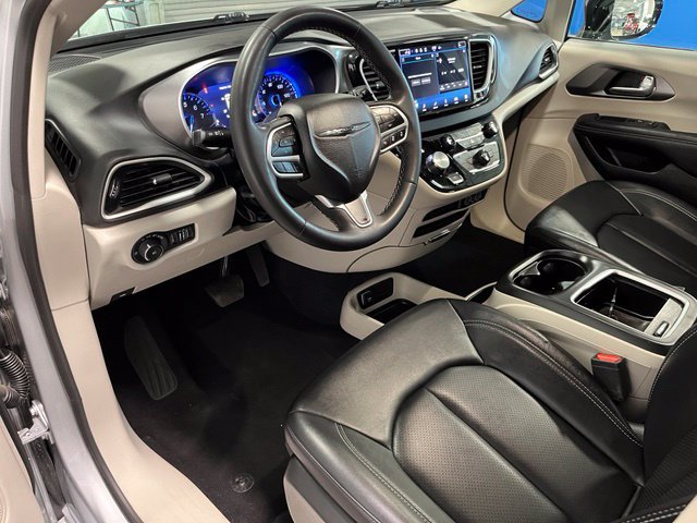 Used 2024 Chrysler Pacifica Touring-L FWD image 19
