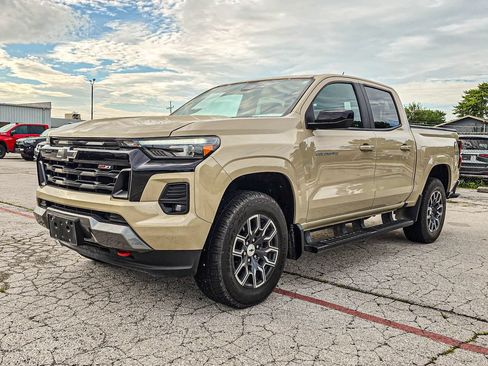 Used 2023 Chevrolet Colorado Z71 w/ Z71 Convenience Package 2 AWD/4WD image 3