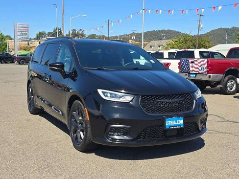 Used 2025 Chrysler Pacifica Limited FWD image 7