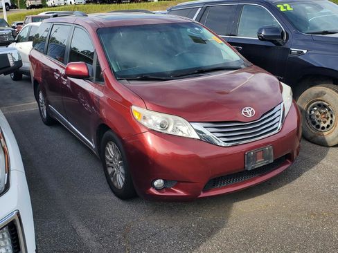 Used 2017 Toyota Sienna XLE w/ XLE Navigation Package image 2