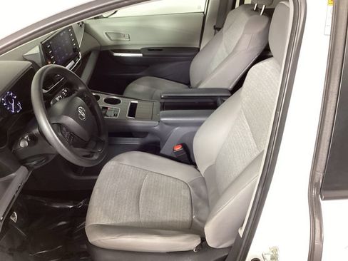 Used 2024 Toyota Sienna LE FWD image 28