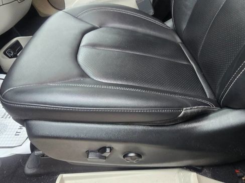 Used 2024 Chrysler Pacifica Touring-L image 14