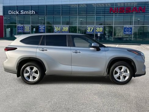 Used 2024 Toyota Highlander LE image 2