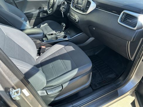 Used 2018 Kia Sorento FWD V6 image 3