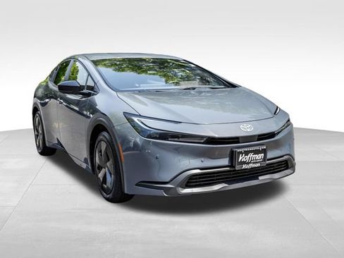 Used 2025 Toyota Prius LE FWD image 2