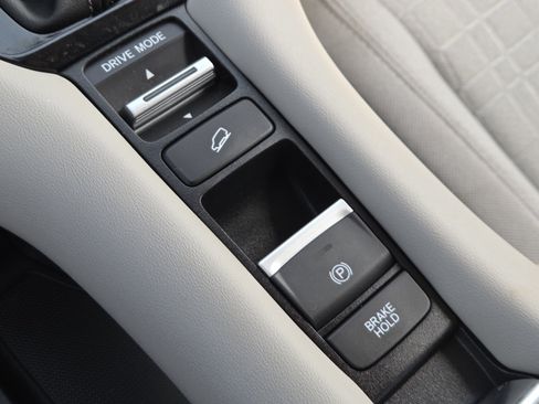 Used 2025 Honda HR-V LX image 8