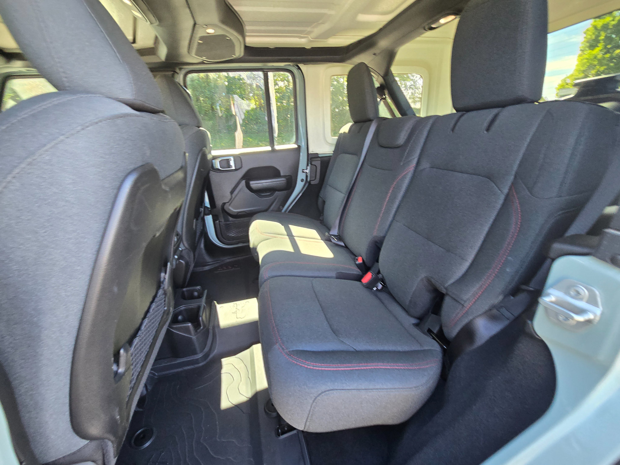 Used 2024 Jeep Wrangler Unlimited Rubicon w/ Convenience Group AWD/4WD image 19