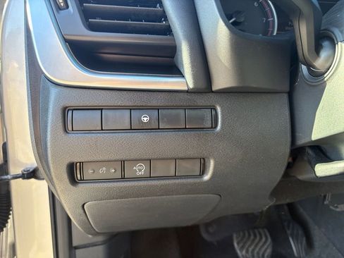 Used 2023 Nissan Rogue SV image 3