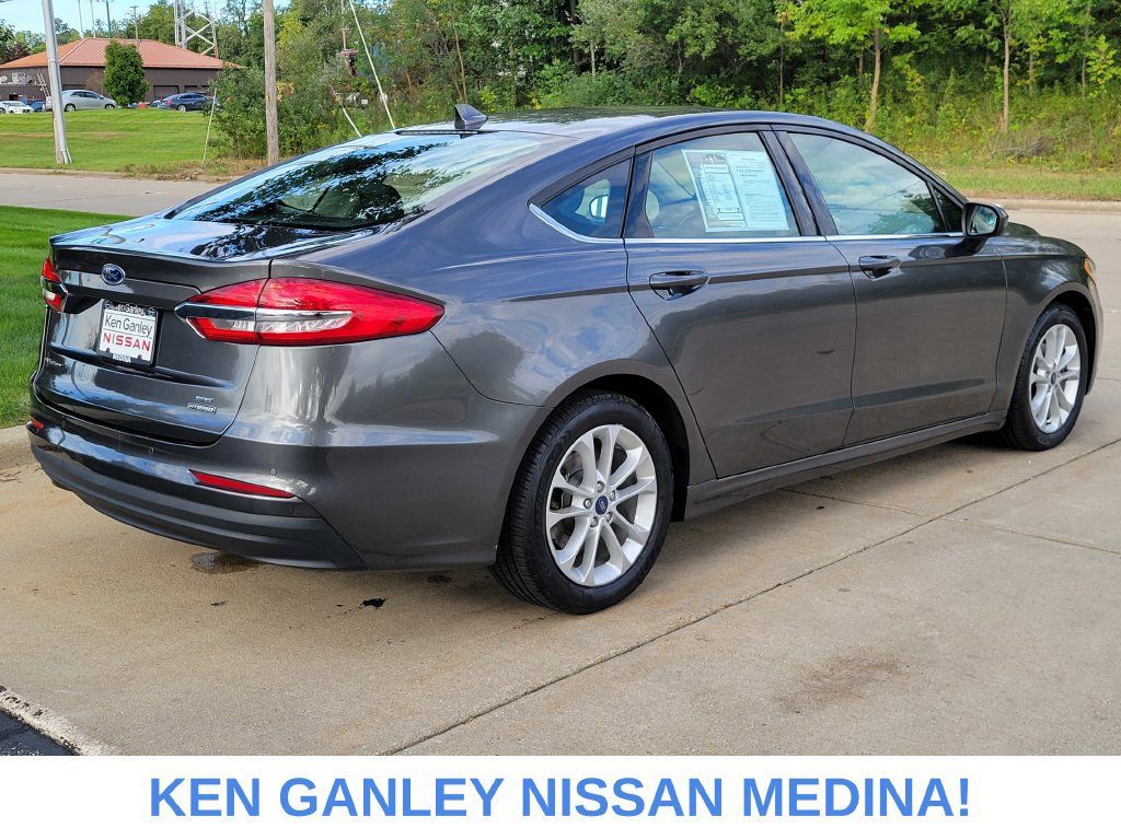 Used 2020 Ford Fusion SE FWD image 3