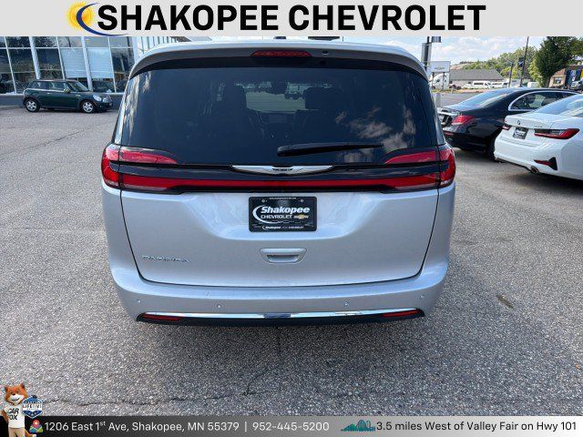 Used 2024 Chrysler Pacifica Touring-L FWD image 3