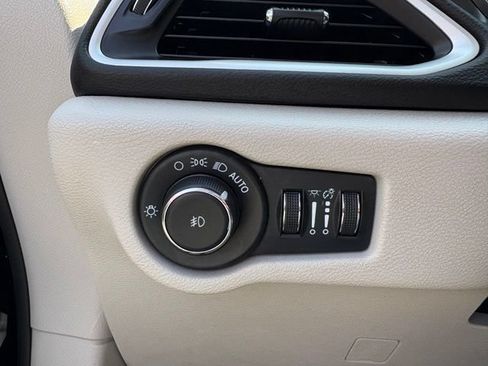 Used 2024 Chrysler Pacifica Touring-L FWD image 24