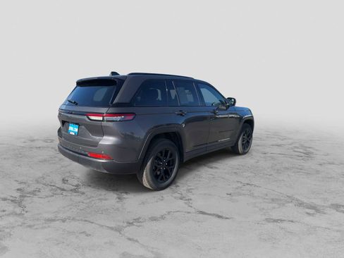Used 2024 Jeep Grand Cherokee Altitude image 8