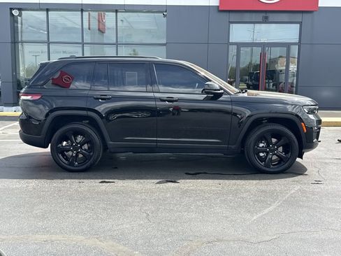 Used 2023 Jeep Grand Cherokee Limited w/ Luxury Tech Group II image 2