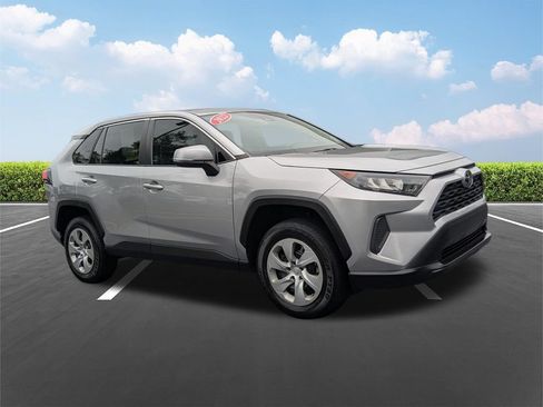 Used 2022 Toyota RAV4 LE FWD image 2