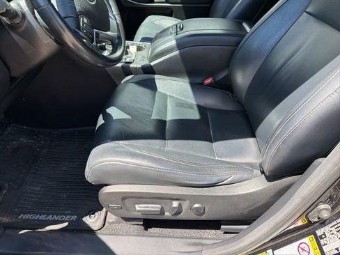 Used 2017 Toyota Highlander FWD V6 image 5