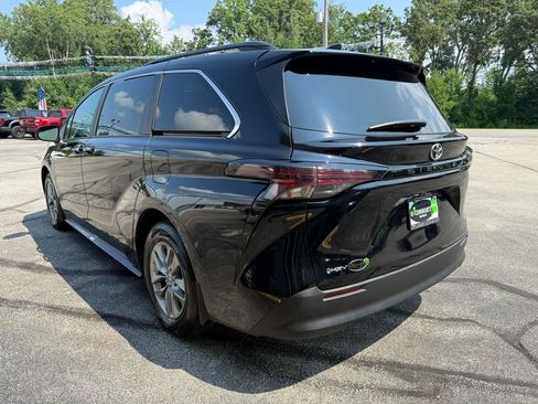Used 2026 Toyota Sienna XLE FWD image 5