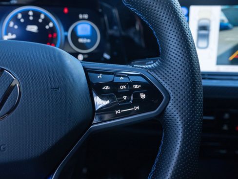 Used 2023 Volkswagen Golf 20th Anniversary Edition image 28