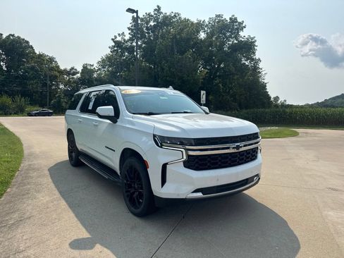 Used 2022 Chevrolet Suburban LS AWD/4WD image 3