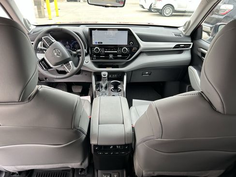 Certified 2025 Toyota Highlander Platinum image 23