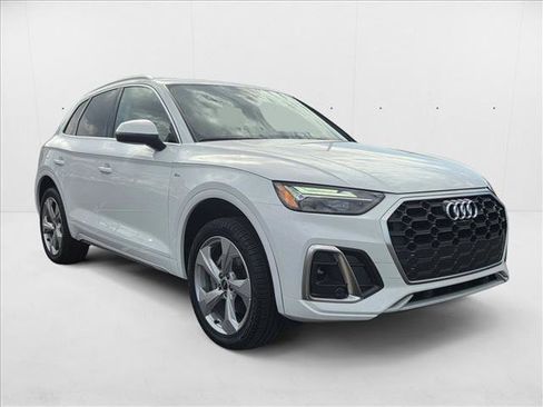 Certified 2025 Audi Q5 2.0T Premium Plus image 3
