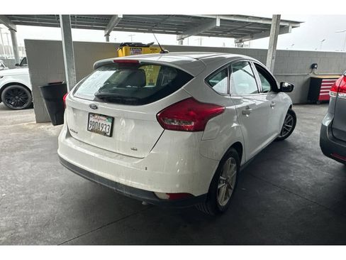 Used 2018 Ford Focus SE w/ Cold Weather Package FWD image 5