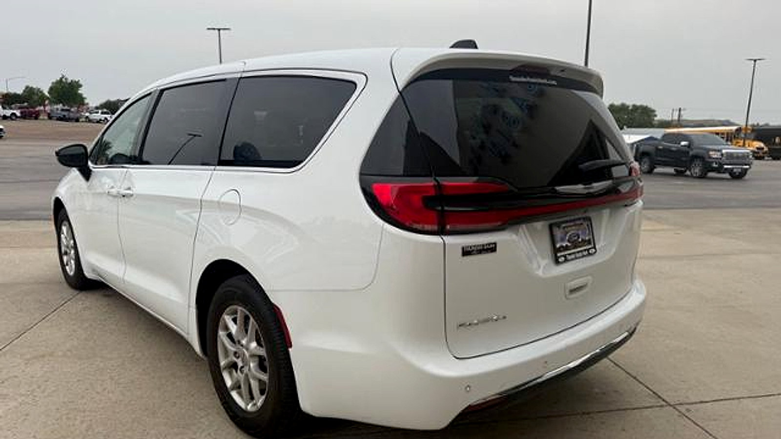 Used 2024 Chrysler Pacifica Touring-L FWD image 6