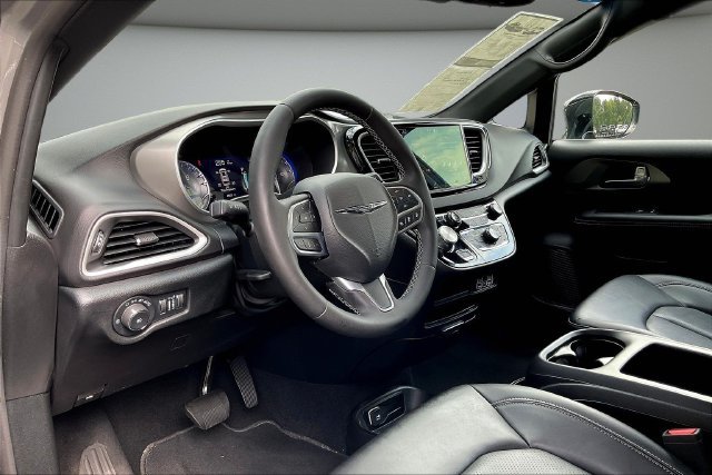 Used 2025 Chrysler Pacifica Select FWD image 19