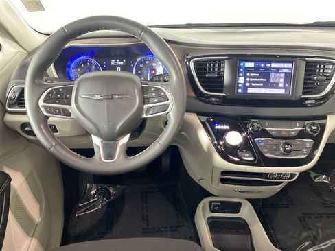 Used 2023 Chrysler Voyager LX FWD image 17
