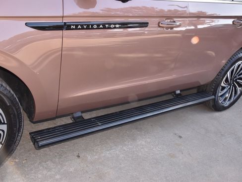 Certified 2025 Lincoln Navigator Black Label image 43