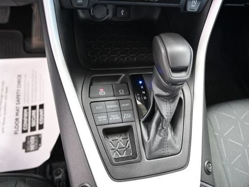 Used 2022 Toyota RAV4 XLE AWD/4WD image 20